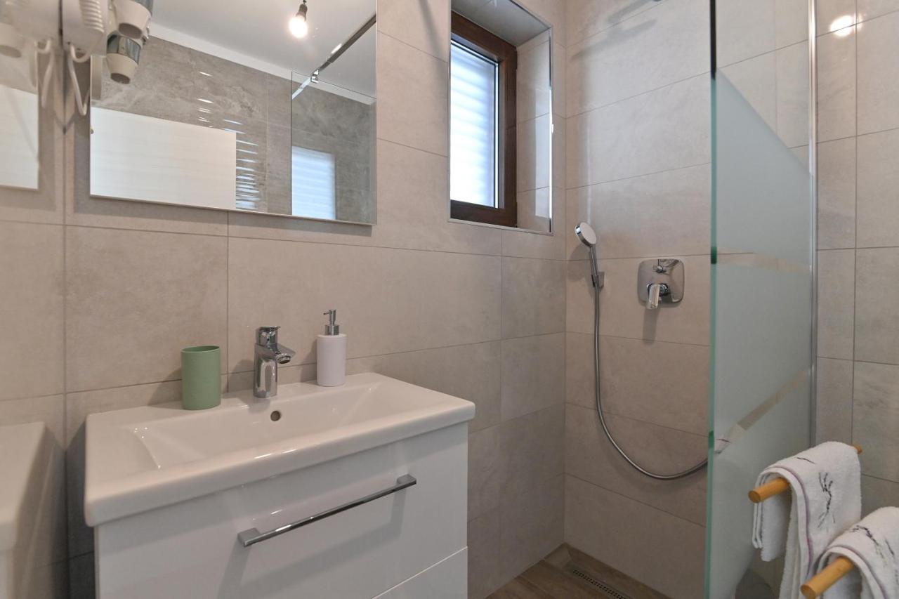Rooms & Apartments Jadranka Baska  Exterior photo